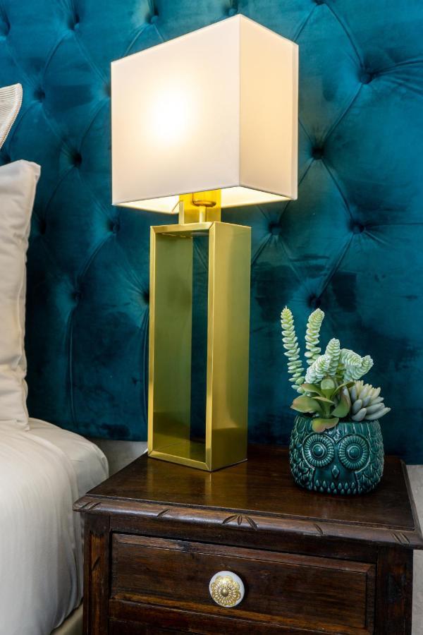 Gaze Out At The In A Retro-chic Getaway Lejlighed *