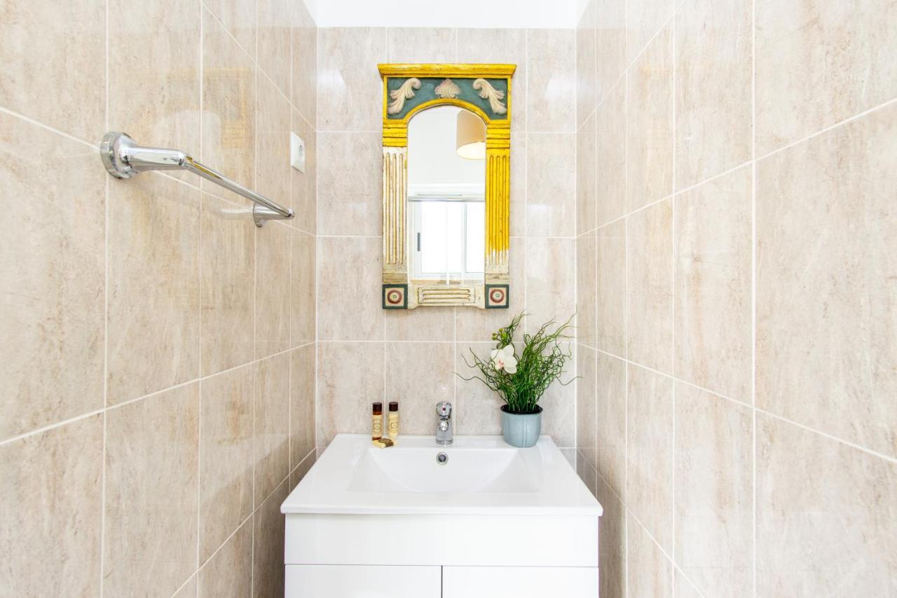 Gaze Out At The In A Retro-chic Getaway Lejlighed Lisboa